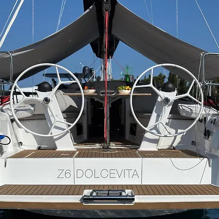 Yacht Z6 Dolcevita Botel